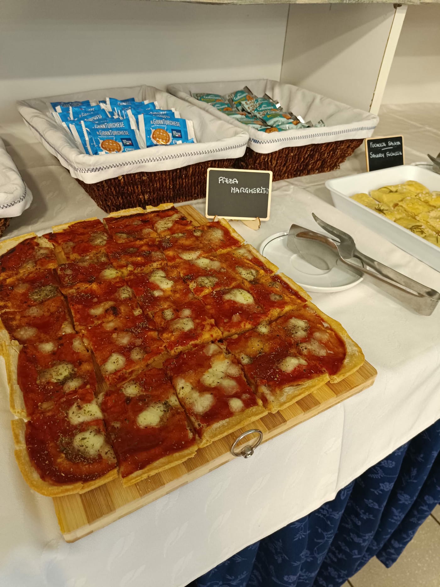 Buffet salato della sala colazioni con pizza e tortellini