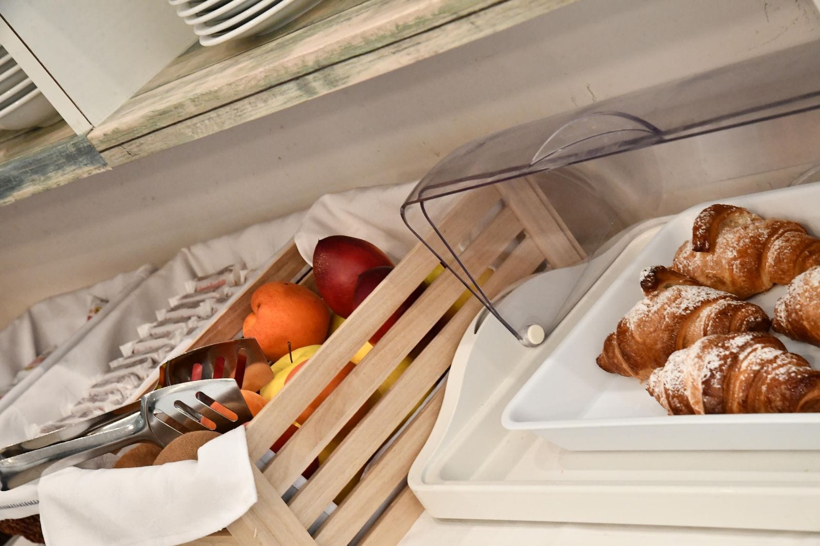Cornetti freschi e frutta di stagione