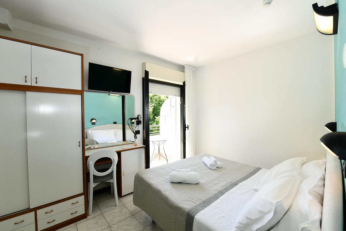 Camera Standard con letto matrimoniale e arredi chiari